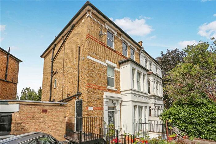 3 Bedroom Maisonette For Sale In Brecknock Road, London, N19