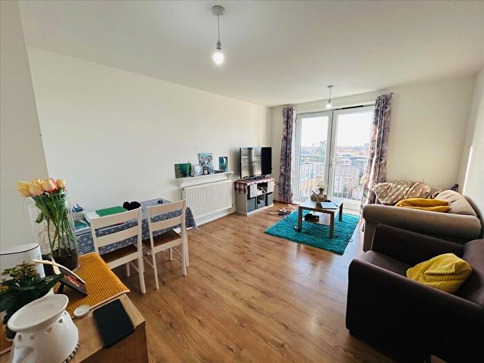 2 Bedroom Flat To Rent In Waxlow Way, Northolt, UB5