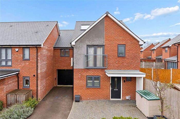 4 Bedroom Link Detached House For Sale In Marlowe Close, Northfleet, Gravesend, Kent, DA11