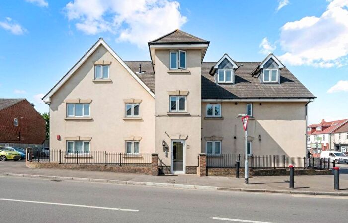 2 Bedroom Flat To Rent In St Georges Court, Epsom, KT17