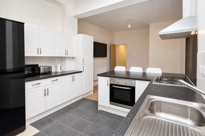 5 Bedroom House To Rent In Newton Grove, Birmingham, B29