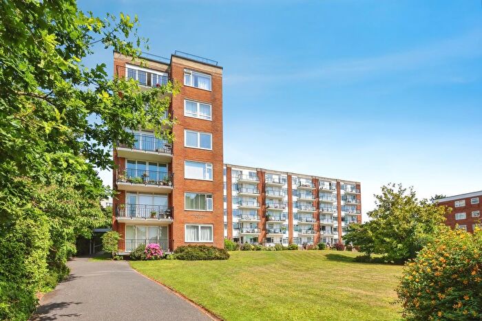 2 Bedroom Flat For Sale In Parkstone Road, Poole, Dorset, BH15