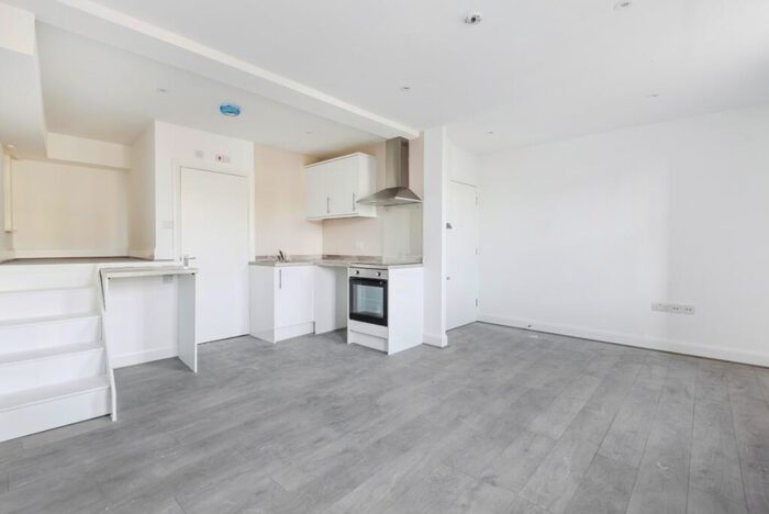 Flat To Rent In New Cross Road, London, SE14
