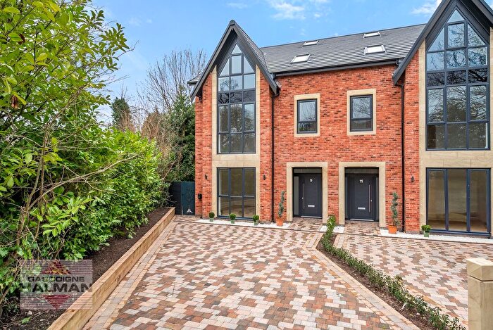 5 Bedroom Semi-Detached House For Sale In Brooklands Crescent, Sale, M33