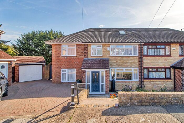 4 Bedroom Semi-Detached House For Sale In Haven Close, Istead Rise, Gravesend, DA13
