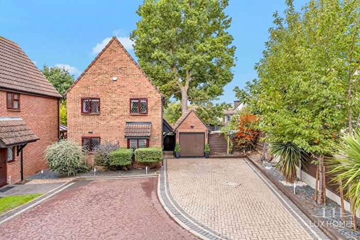 4 Bedroom Detached House For Sale In Spinney Close, Rainham, RM13
