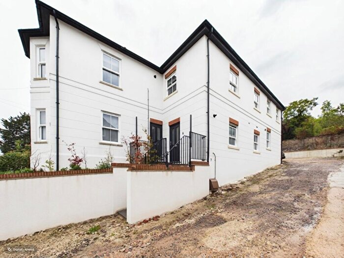 2 Bedroom Flat To Rent In West Wycombe Road, High Wycombe, Buckinghamshire, HP11