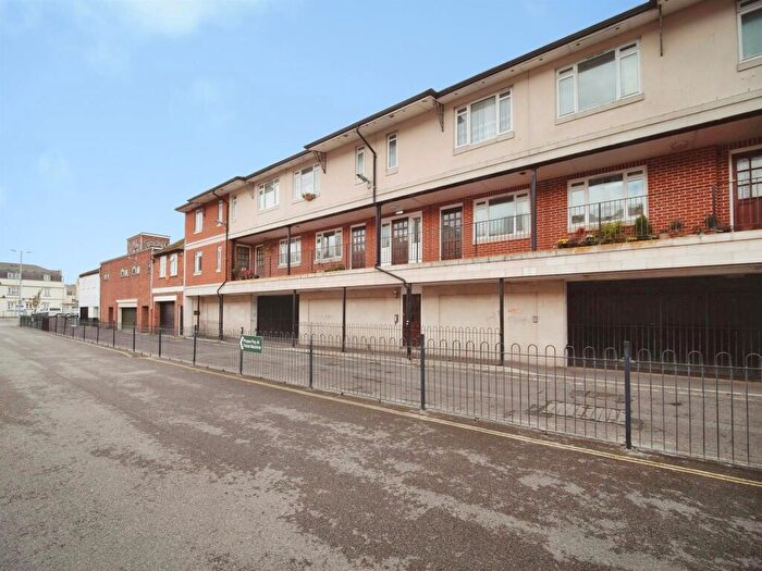 2 Bedroom Apartment For Sale In Gloucester Mews, Weymouth, DT4