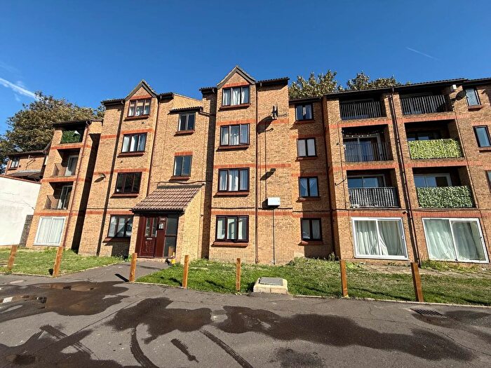 Studio To Rent In Sandcliff Road, Erith, DA8