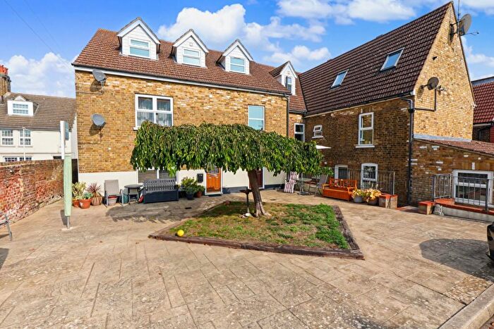 1 Bedroom Apartment For Sale In Stratford Court, Stratford Lane, Rainham - Guide Price £, - £, ME8