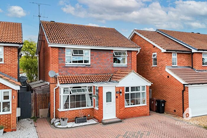 3 Bedroom Detached House For Sale In Dowding Close, Woodley, RG5
