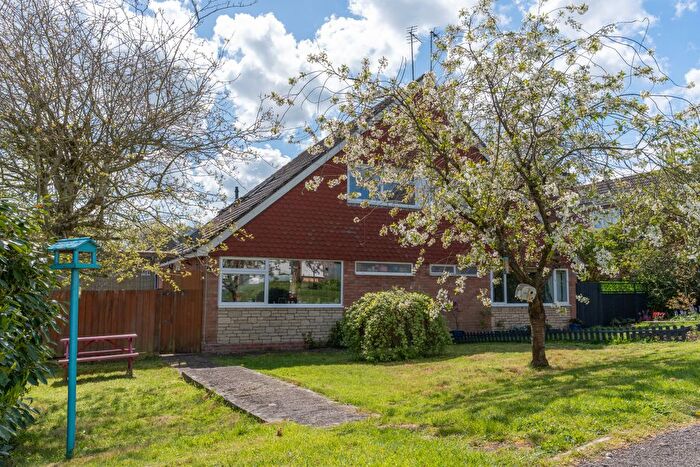 3 Bedroom Semi-Detached House For Sale In Cedar Way, Pucklechurch, BS16