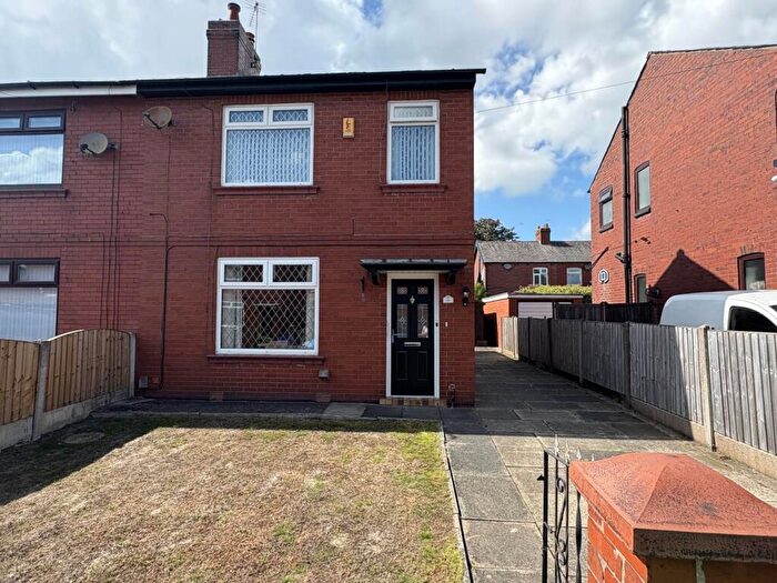 3 Bedroom Semi-Detached House For Sale In Thatch Leach, Chadderton, Oldham, OL9