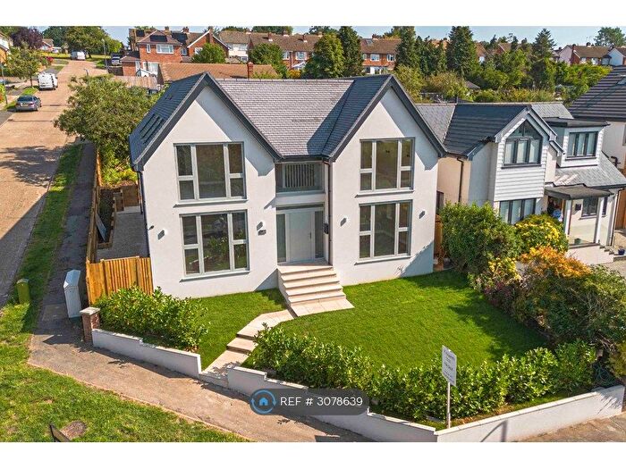 5 Bedroom Detached House To Rent In Hillside Road, Marlow, SL7