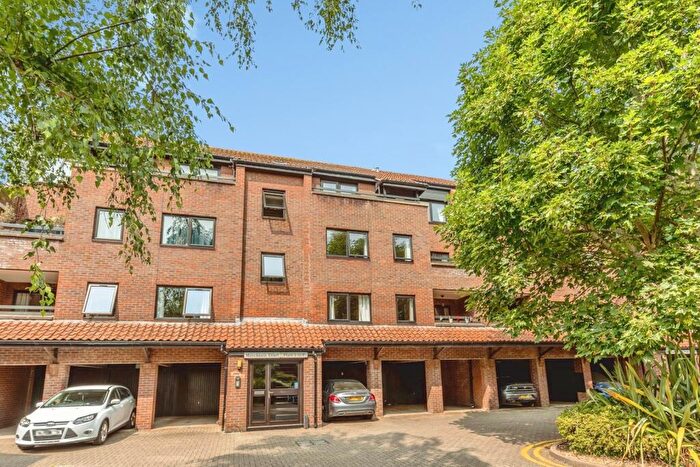2 Bedroom Flat For Sale In Rownham Mead, Bristol, BS8