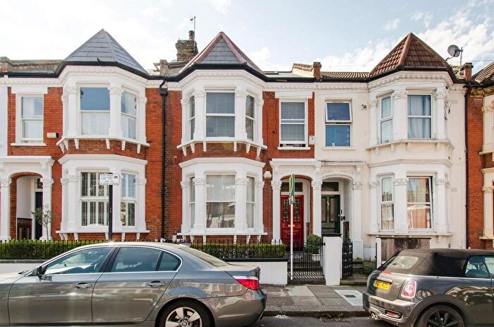 3 Bedroom Flat To Rent In Fernside Road, Nightingale Triangle, London, SW12