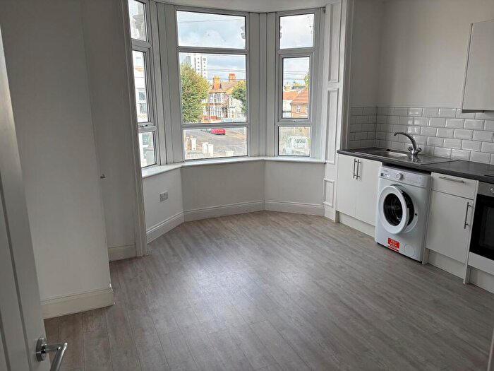 2 Bedroom Flat To Rent In York Road, Southend-on-sea, SS1