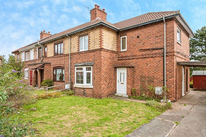 3 Bedroom Semi-Detached House For Sale In Galway Drive, Bircotes, Doncaster, DN11