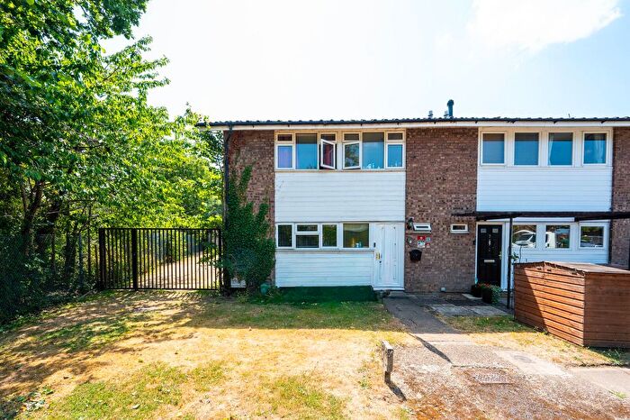 3 Bedroom Property For Sale In Robin Way, Guildford, GU2