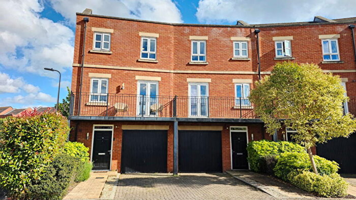 4 Bedroom End Of Terrace House For Sale In Cogent Crescent, Newbury, RG14
