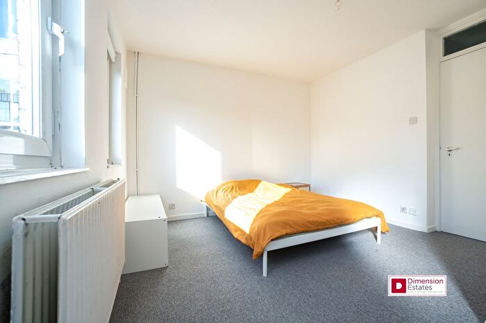 3 Bedroom Town House To Rent In Fenton Close, London, E8