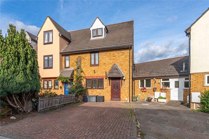 4 Bedroom End Of Terrace House For Sale In Gresham Road, Hampton, TW12