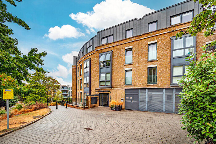 2 Bedroom Flat For Sale In Loxford Gardens, Highbury And Islington, London, N5