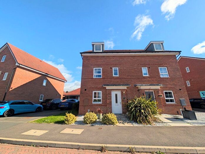 4 Bedroom Town House For Sale In Fleece Lane, Nuneaton, CV11