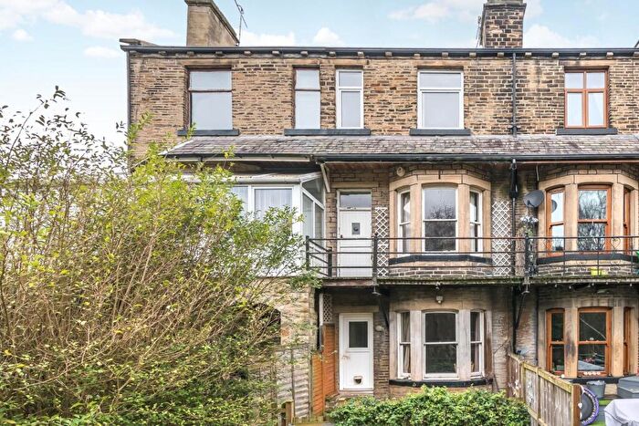 3 Bedroom Town House For Sale In Carrbottom Road, Greengates, Bradford, BD10