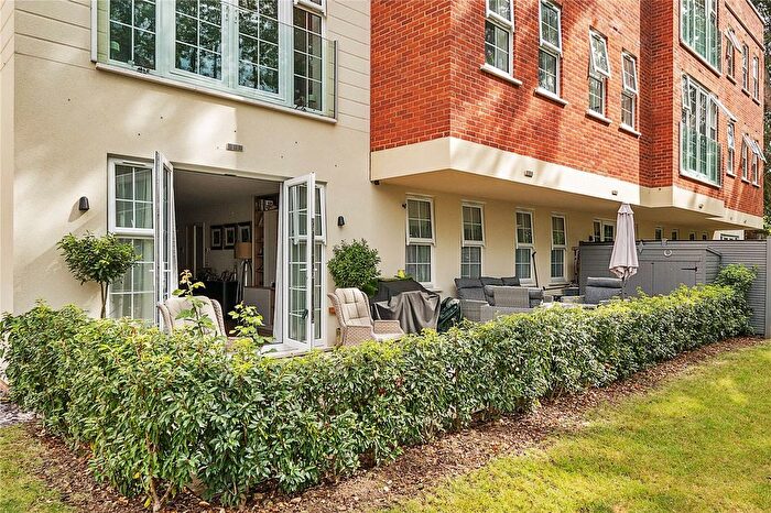 2 Bedroom Flat For Sale In Jubilee Gardens, Oatlands Drive, Weybridge, KT13