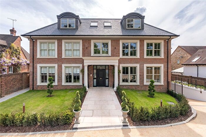 2 Bedroom Flat For Sale In Leigh Court Close, Cobham, KT11