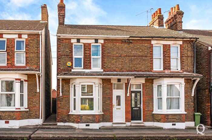 3 Bedroom Semi-Detached House For Sale In Victoria Road, Sittingbourne, Kent, ME10