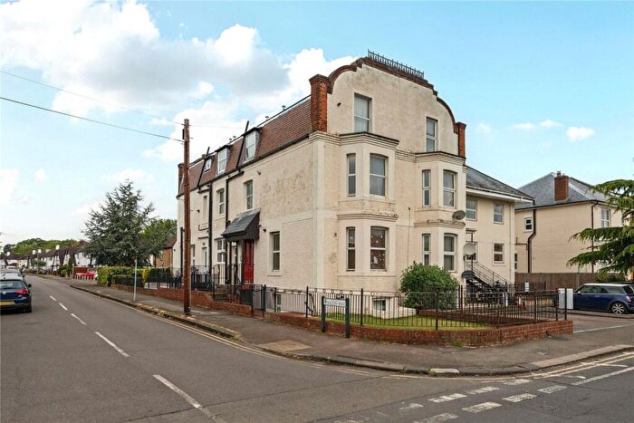 Studio To Rent In Temple Road, KT19