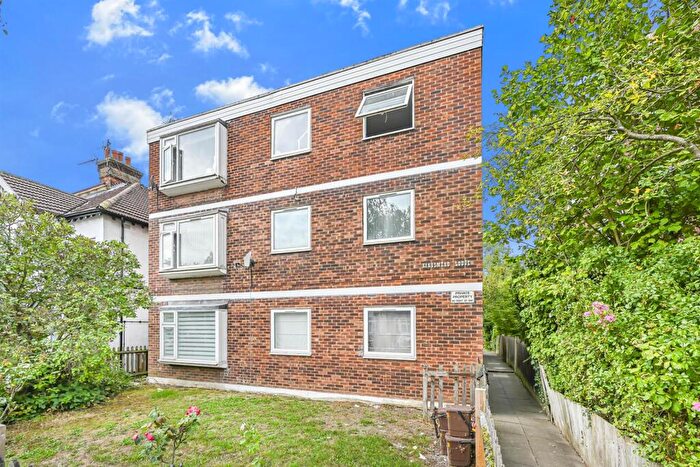 2 Bedroom Apartment For Sale In Heathcote Grove, North Chingford, E4