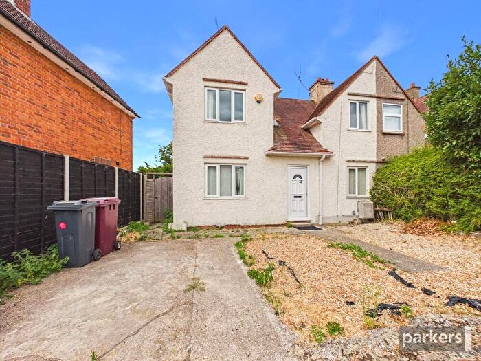 3 Bedroom Semi-Detached House For Sale In Sycamore Road, Reading, Berkshire, RG2