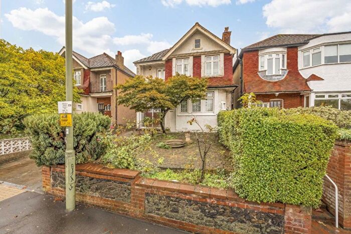 4 Bedroom Detached House To Rent In Station Road, London, NW4