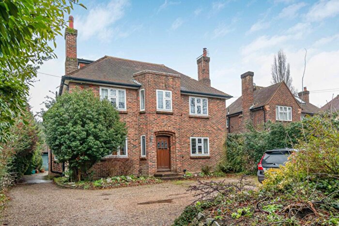 3 Bedroom Flat For Sale In Woodfield Lane, Ashtead, Surrey, KT21