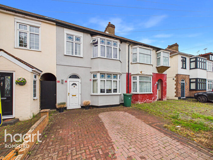 3 Bedroom Terraced House For Sale In Bridport Avenue, Romford, RM7
