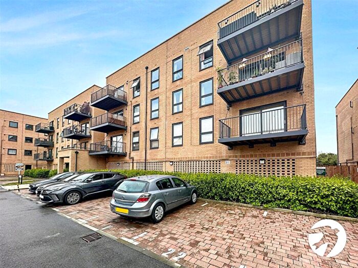 2 Bedroom Flat To Rent In Starboard Crescent, Chatham, Kent, ME4