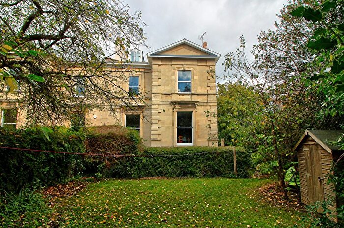 2 Bedroom Flat For Sale In Cotham Park, Bristol, BS6