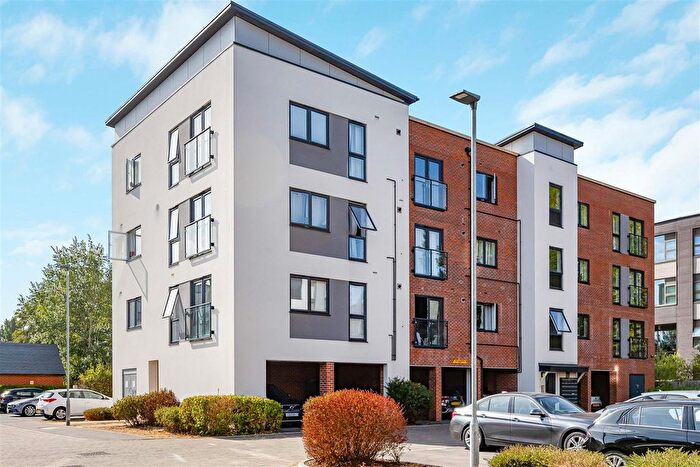 2 Bedroom Flat For Sale In Elvian Close, Reading, RG30