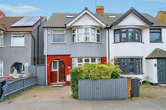 5 Bedroom Semi-Detached House For Sale In Grosvenor Road, Luton, LU3