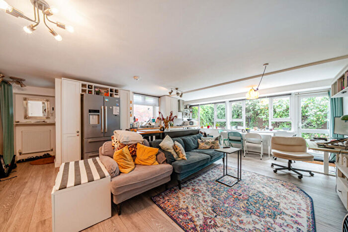 2 Bedroom Apartment For Sale In Horle Walk, London, SE5