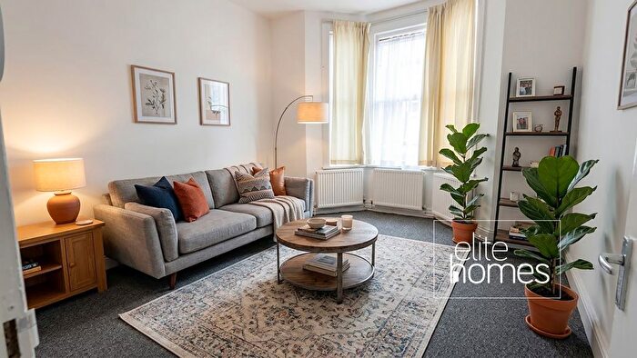 3 Bedroom Flat To Rent In Fermoy Road, London, W9