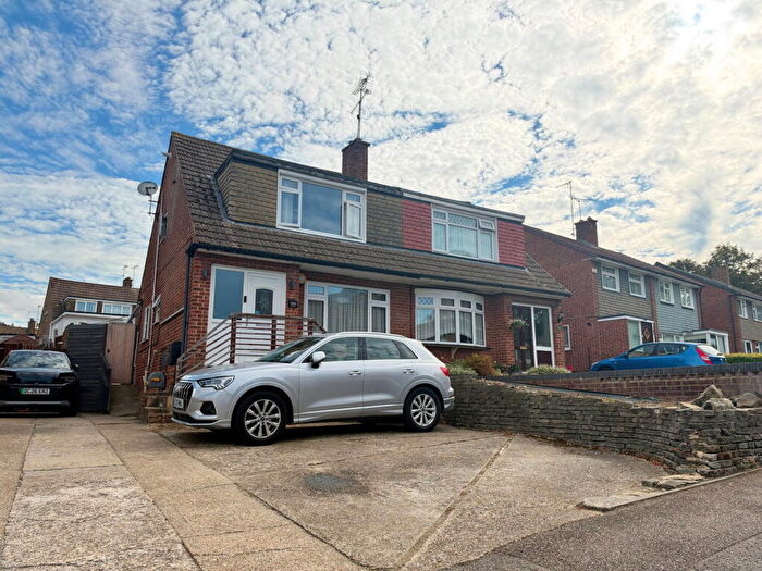 3 Bedroom Semi-Detached House For Sale In Lovely Three Bedroom Semi Detached Home Close To Schools And Train Station - Pump Lane Rainham, ME8