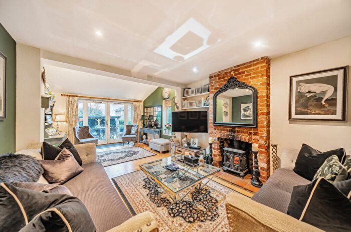3 Bedroom End Of Terrace House For Sale In Bethel Close, Farnham, Surrey, GU9