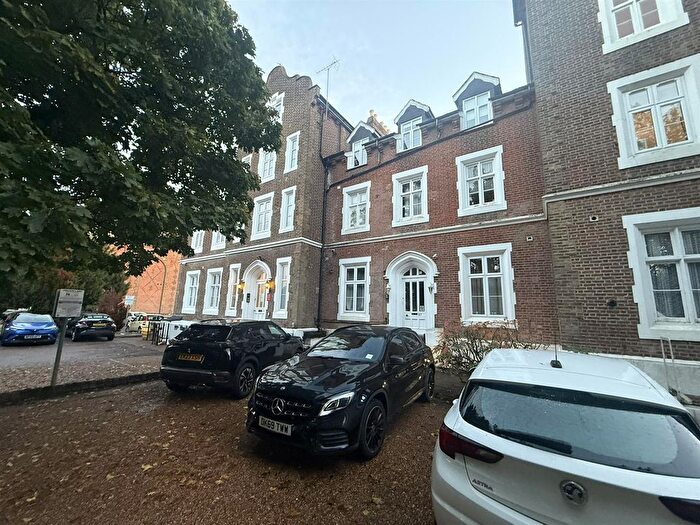 2 Bedroom Flat To Rent In Upton Park, Slough, SL1
