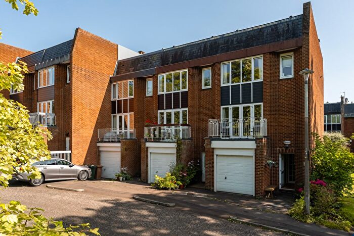 3 Bedroom Town House For Sale In Upper Cramond Court, Edinburgh, EH4