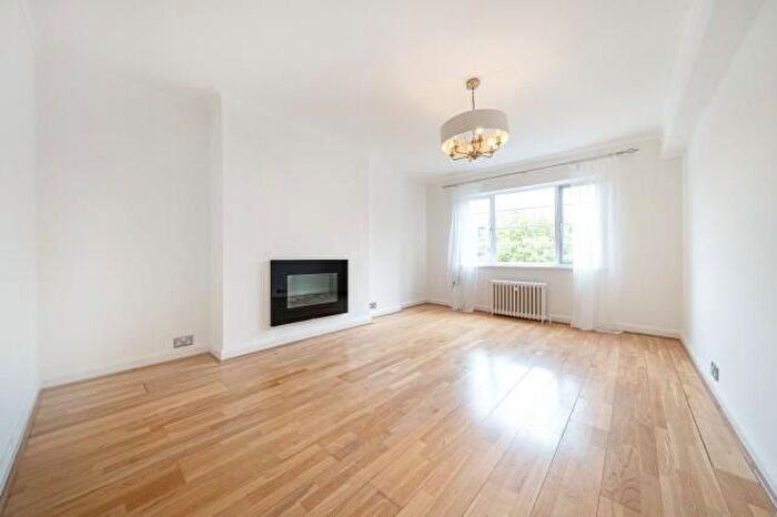 2 Bedroom Flat To Rent In Sheen Court, Richmond, Surrey, TW10
