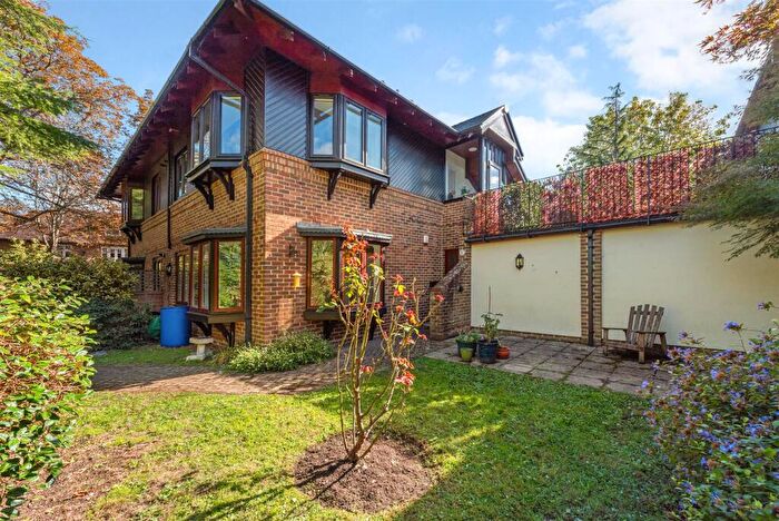 2 Bedroom Apartment For Sale In Larch Close, Chichester, PO19